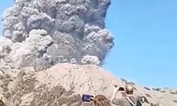 Endonezya'daki volkanik patlamada 3 dağcı hayatını kaybetti, çok sayıda kişi kayıp