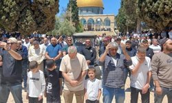 İşgal kısıtlamalarına rağmen on binlerce kişi Mescid-i Aksa'da Cuma namazı kıldı