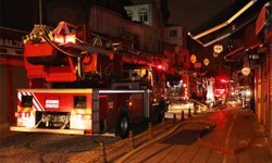 İstanbul'da iş merkezinin çatısında çıkan yangın söndürüldü