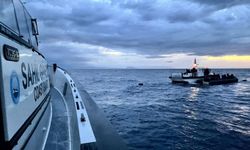 İzmir açıklarında sürüklenen lastik bottaki 34 düzensiz göçmen kurtarıldı