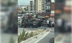 İzmir Buca Otobanı'nda su yüklü kamyon devrildi
