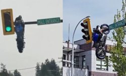 Kanada'da ilginç kaza: Motosiklet trafik ışığında asılı kaldı