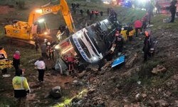 Malatya Valisi Yavuz: Otobüs kazasında 3 kişi hayatını kaybetti, 22 yaralının tedavisi sürüyor