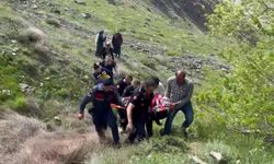 Malatya'da kayalıklardan düşerek mahsur kalan yaşlı kadın kurtarıldı