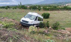 Malatya'da yolcu minibüsü şarampole devrildi: 2 yaralı