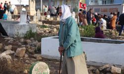 Mardin'de arife günü mezarlıklarda ziyaretçi yoğunluğu