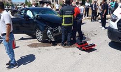 Mardin'de iki otomobil çarpıştı: 3 kişi yaralandı