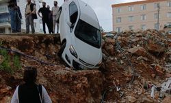 Mardin'de kontrolden çıkan otomobil uçurum kenarında asılı kaldı