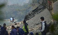 Nepal'de yolcu otobüsü şarampole yuvarlandı: 4 öü, 26 yaralı