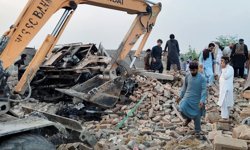 Pakistan'da bombalı araçla saldırı: 12 polis hayatını kaybetti
