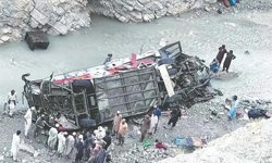 Pakistan'da yolcu otobüsü şarampole yuvarlandı: 4 ölü, 26 yaralı