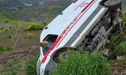 Pervari'de ambulans şarampole devrildi: 3 sağlık çalışanı yaralandı