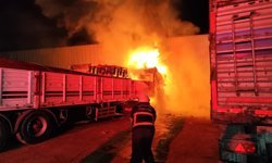 Şanlıurfa'da tır garajında yangın: 3 araç zarar gördü
