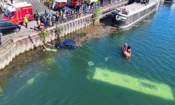 Stajyer şoför otobüsü Seine Nehri'ne sürdü