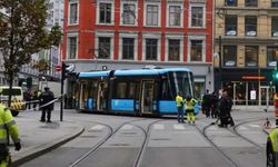 Sürücüsüz otobüs ilk seferinde tramvayla çarpıştı