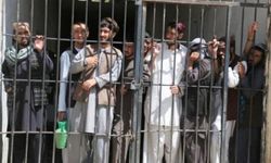 Yüzlerce Afgan mahkum Pakistan'dan evlerine döndü