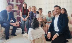 Ağrı Valisi Önder Bozkurt'tan evde eğitim gören Elif'e karne sürprizi