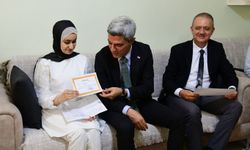 Azmiyle mezun olan özel eğitim öğrencisinin karnesi evinde teslim edildi