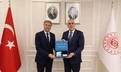 Bakan Işıkhan, Renault Group'a Turkuaz Kart'ı teslim etti