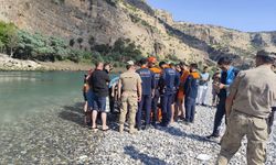 Boğulma tehlikesi geçiren ailesini kurtardı, kendisi hayatını kaybetti