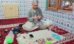 Camileri tek tek gezerek tespih ve Kur'an-ı Kerim tamiri yapıyor