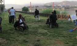 Cizre'de engelliler çevre kirliliğine dikkat çekmek amacıyla parkları temizledi