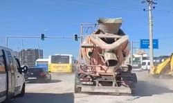 Diyarbakır'da beton mikseri seyir halindeyken yola çimento döktü