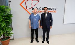 Dünyanın ilk sekizli çapraz karaciğer nakli operasyonuna imza atan ekibe anlamlı ziyaret