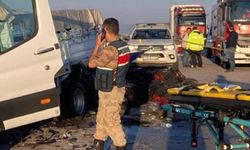 Erzurum'da feci kaza: Kamyonete çarpan otomobilde 3 kişi hayatını kaybetti