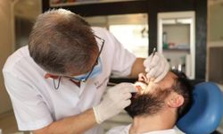Geçmeyen ağız kokusunun nedeni diş sorunları olabilir