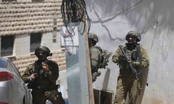 İşgalciler Nablus'ta bir genci esir aldı, bir çocuğu darp etti