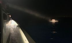 İzmir açıklarında sürüklenen lastik bottaki 32 göçmen kurtarıldı