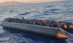 İzmir açıklarında sürüklenen lastik bottaki 33 göçmen kurtarıldı