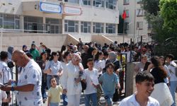 İzmir'de öğrenciler karne aldı, yaz tatili heyecanı başladı