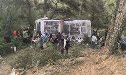 İzmir'de tarım işçilerini taşıyan servis şarampole devrildi: 22 yaralı