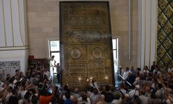 Kabe'nin kapı örtüsü Millet Camii'nde ziyarete açıldı