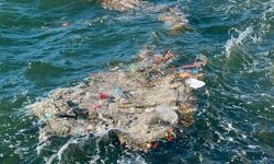 Konak Vapur İskelesi önünde deniz yüzeyinde atık yoğunluğu