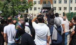 LGS heyecanı Batman'da yaşandı: Veliler umutla bekledi, çocukları için dua etti