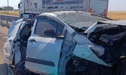 Mardin'de hafif ticari araç bariyerlere çarptı: Bir ölü 2 yaralı