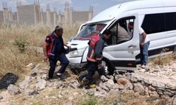 Mardin'de kontrolden çıkan minibüs şarampole uçtu: 2 yaralı