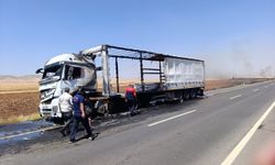 Mardin'de seyir halinde alev alan tır kullanılamaz hale geldi