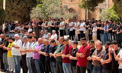 Mescid-i Aksa'da 60 bin Filistinli cuma namazını eda etti