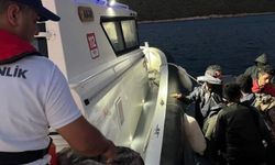 Muğla açıklarında 25 düzensiz göçmen ile 7 kaçakçı yakalandı.