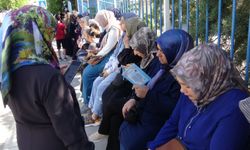 Öğrenciler sınavda, veliler duada