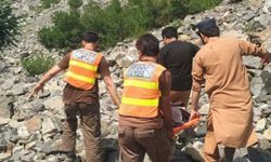 Pakistan'da turistleri taşıyan araç uçuruma yuvarlandı: 7 ölü