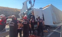 Şanlıurfa-Diyarbakır yolunda tır devrildi