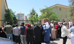 Şanlıurfa'da LGS heyecanı: Öğrenciler içeride, veliler dışarıda ter döktü