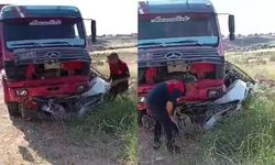 Şanlıurfa'da otomobil kamyonun altında ezildi: 3 ölü