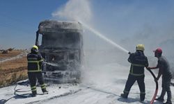 Şanlıurfa'da saman yüklü tır'da çıkan yangın söndürüldü