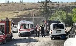 Siirt'te maden yüklü tır devrildi, sürücü araçta sıkıştı